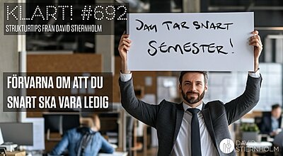 En man i kostym håller en skylt där det står "Jag tar snart semester!" i ett kontor, med överlagrad text som marknadsför strukturtips från David Stiernholm och rubriken "Förvarna om att du snart ska vara ledig."